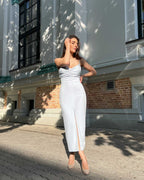 Rochie albastra elegantă cu slit, crep elastic, ajustată pe corp, pliuri, decolteu mic, căptușită, fermoar discret.