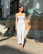 Rochie albastra elegantă cu slit, croială ajustată și pliuri în partea superioară, ideală pentru ocazii speciale.