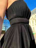 Rochie cocktail elegantă scurtă neagră cu corset și fustă evazată, detalii catifea, look sofisticat.