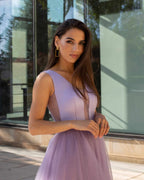 Rochie de ocazie mov midi cu decolteu transparent și șiret reglabil la spate.