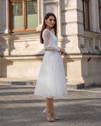 Rochie de mireasa pentru cununie sau înscriere civilă, din satin și tull, cu decolteu în V și mâneci evazate.