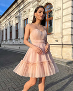 Rochie eleganta de ocazie roz deschis scurta cu corset și fustă evazată, talie accentuată cu bandă catifea.
