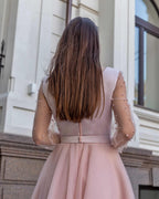 Rochie eleganta de ocazie scurta cu maneci perlate, satin regal, tull si nasturi delicati, vedere din spate.