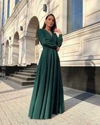 Rochie elegantă de seară lungă din voal verde, cu decolteu în V și mâneci lungi, potrivită pentru ocazii speciale.