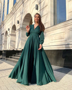 Rochie elegantă de seară lungă din voal verde cu decolteu în V și mâneci lungi, sofisticată și feminină pentru ocazii speciale.