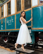 Rochie midi eleganta din tull, fără mâneci, cu decolteu V și șiret ajustabil, perfectă pentru cununie civilă.