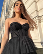 Rochie eleganta neagră de petrecere cu corset din dantelă elegantă.